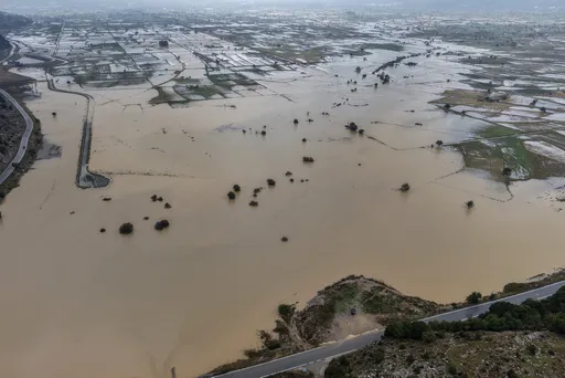 Moti i keq godet ishullin e Kretës, mbyllen rrugët dhe shkollat