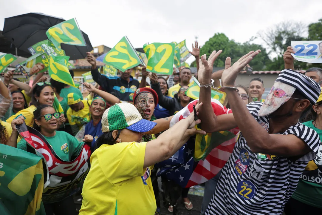 Lula y Flávio Bolsonaro movilizan a sus bases en un cierre de campaña multitudinario en Brasil