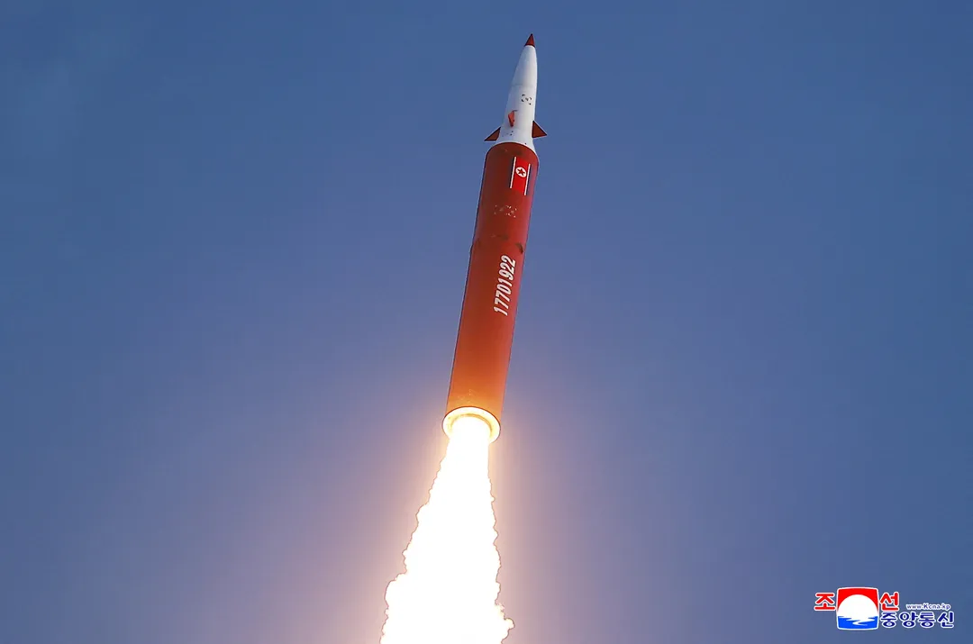 북한, AI 기술 적용된 중거리 전략 미사일 발사