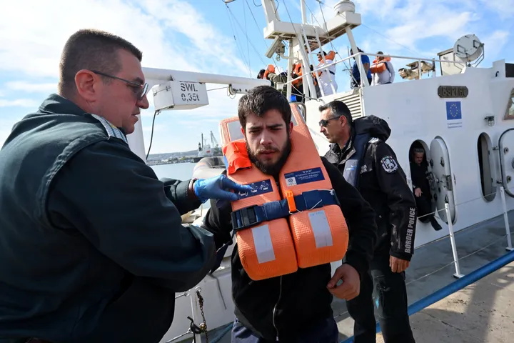 Два бродови погодени со дронови во Црното Море кај Бугарија, едниот потонал
