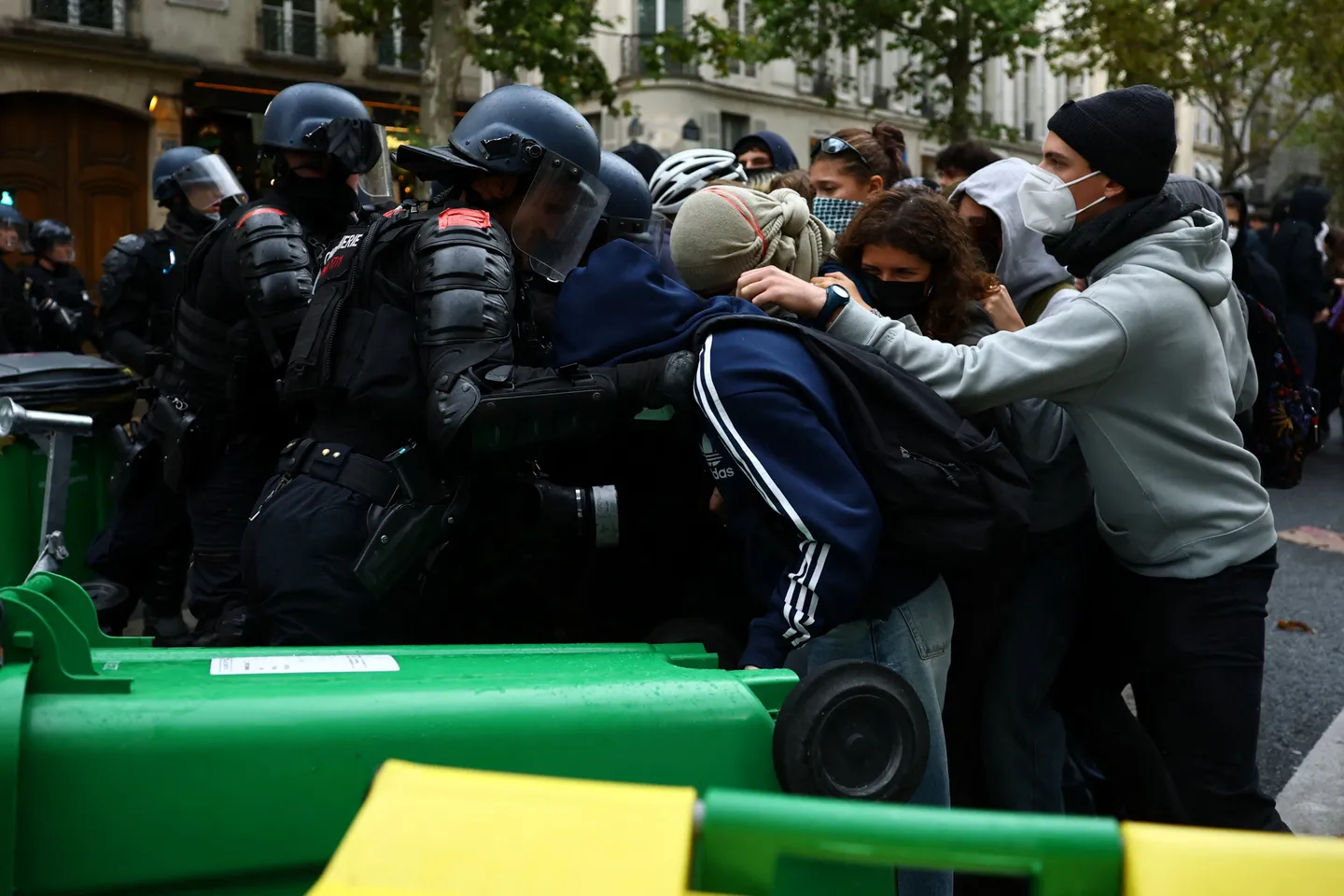 Mouvement des lycéens: des avocats dénoncent des gardes à vue pour "terroriser"