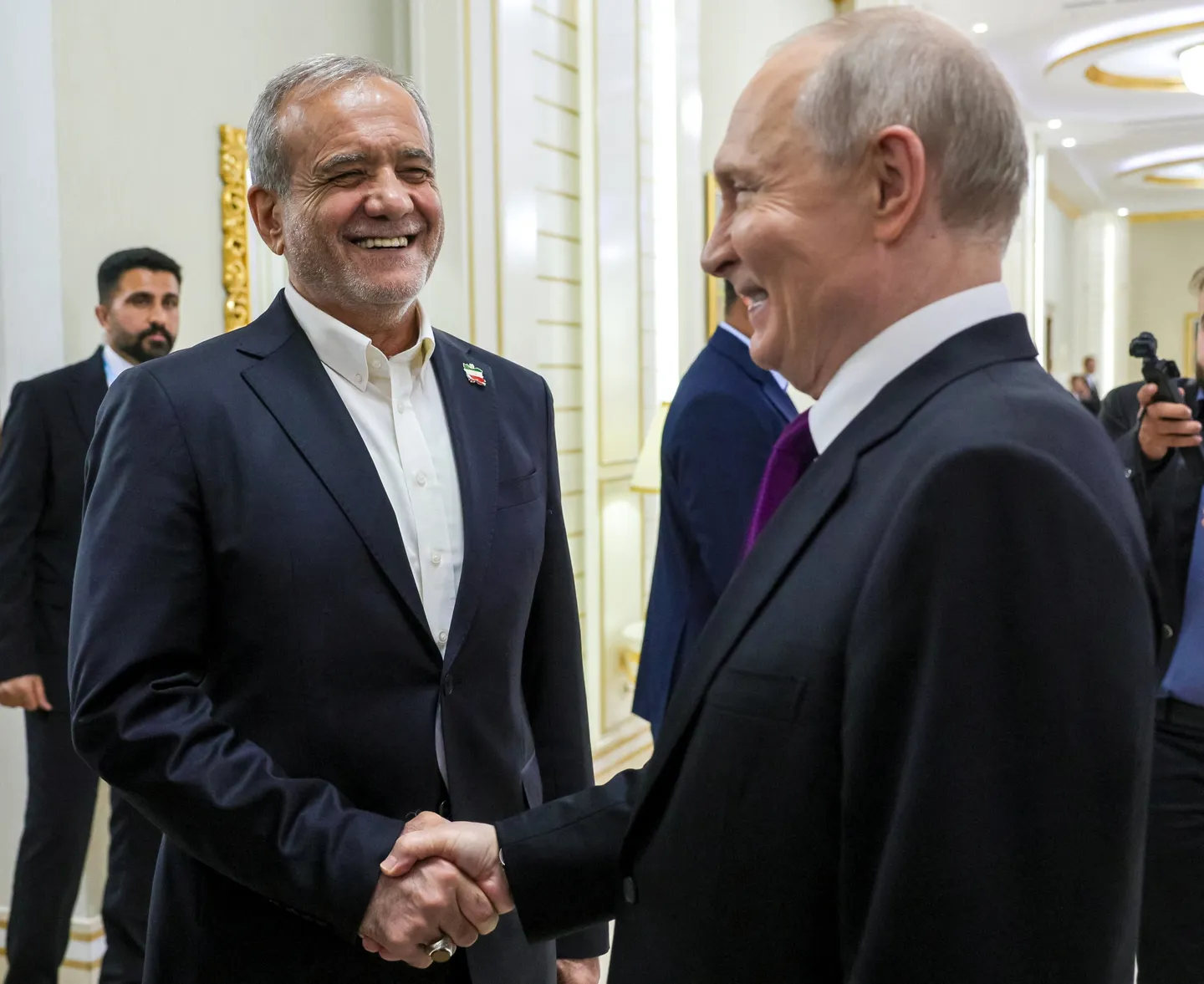 Иран и САД размениле нови предлози за преговори, му рекол Пезешкијан на Путин во Туркменистан