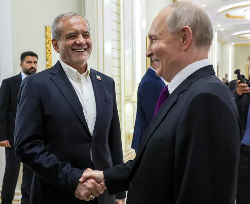 Иран и САД размениле нови предлози за преговори, му рекол Пезешкијан на Путин во Туркменистан