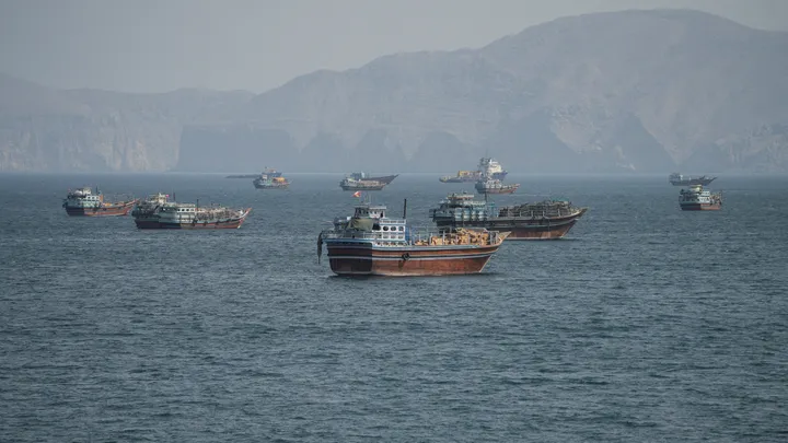 إيران تؤكد استهداف ناقلة غاز في مضيق هرمز وتحذر من العبور دون موافقة