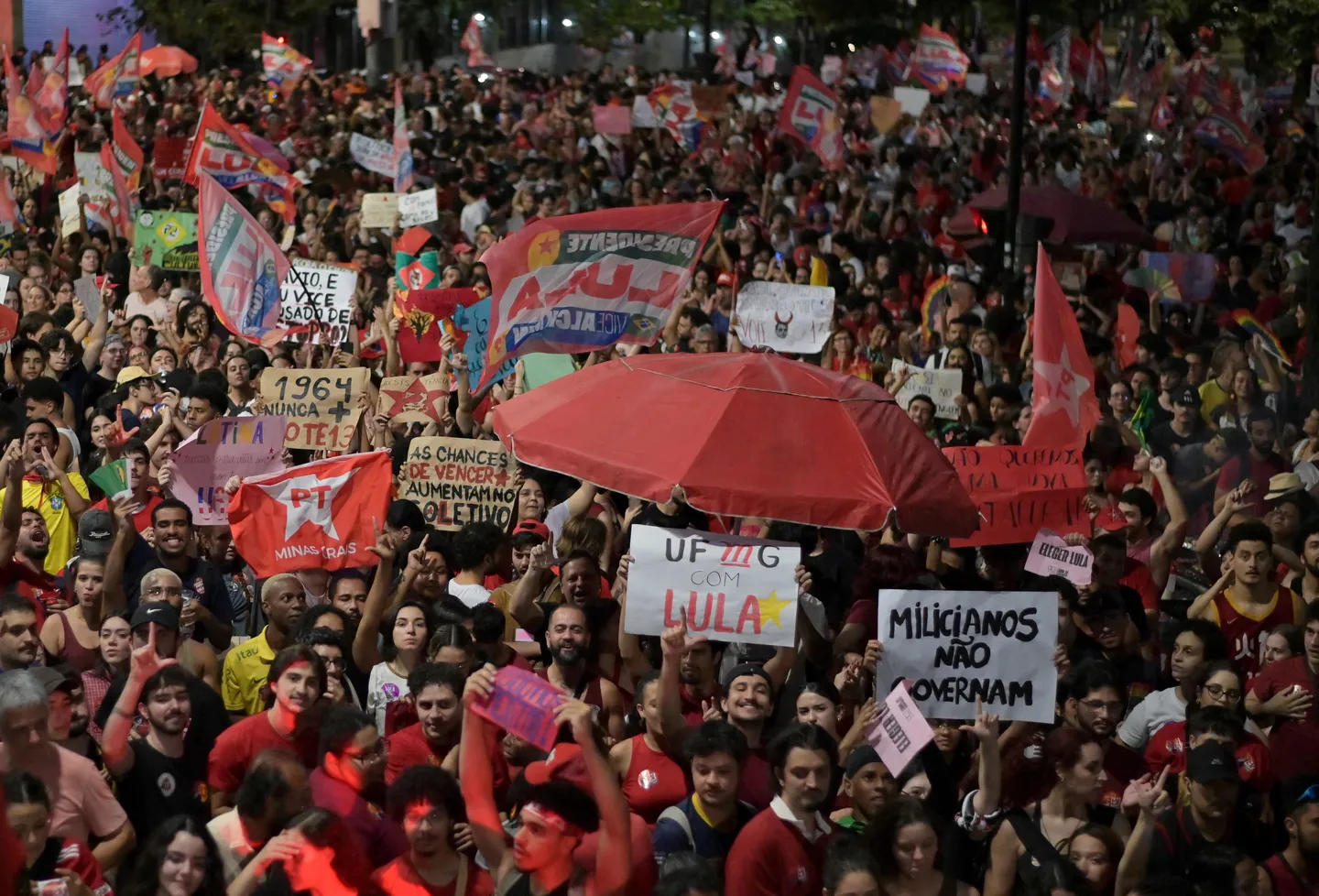 Braziliyada minlərlə insan Prezident Lula da Silvaya dəstək mitinqində bir araya gəlib