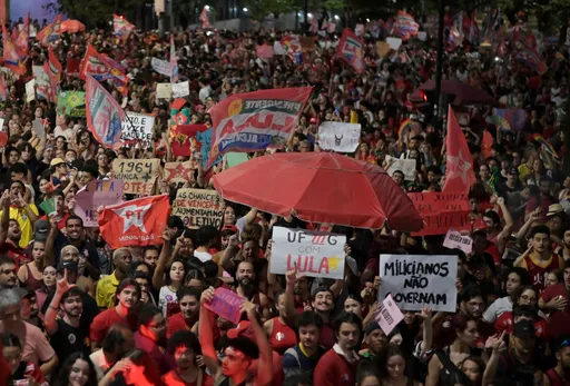 Braziliyada minlərlə insan Prezident Lula da Silvaya dəstək mitinqində bir araya gəlib