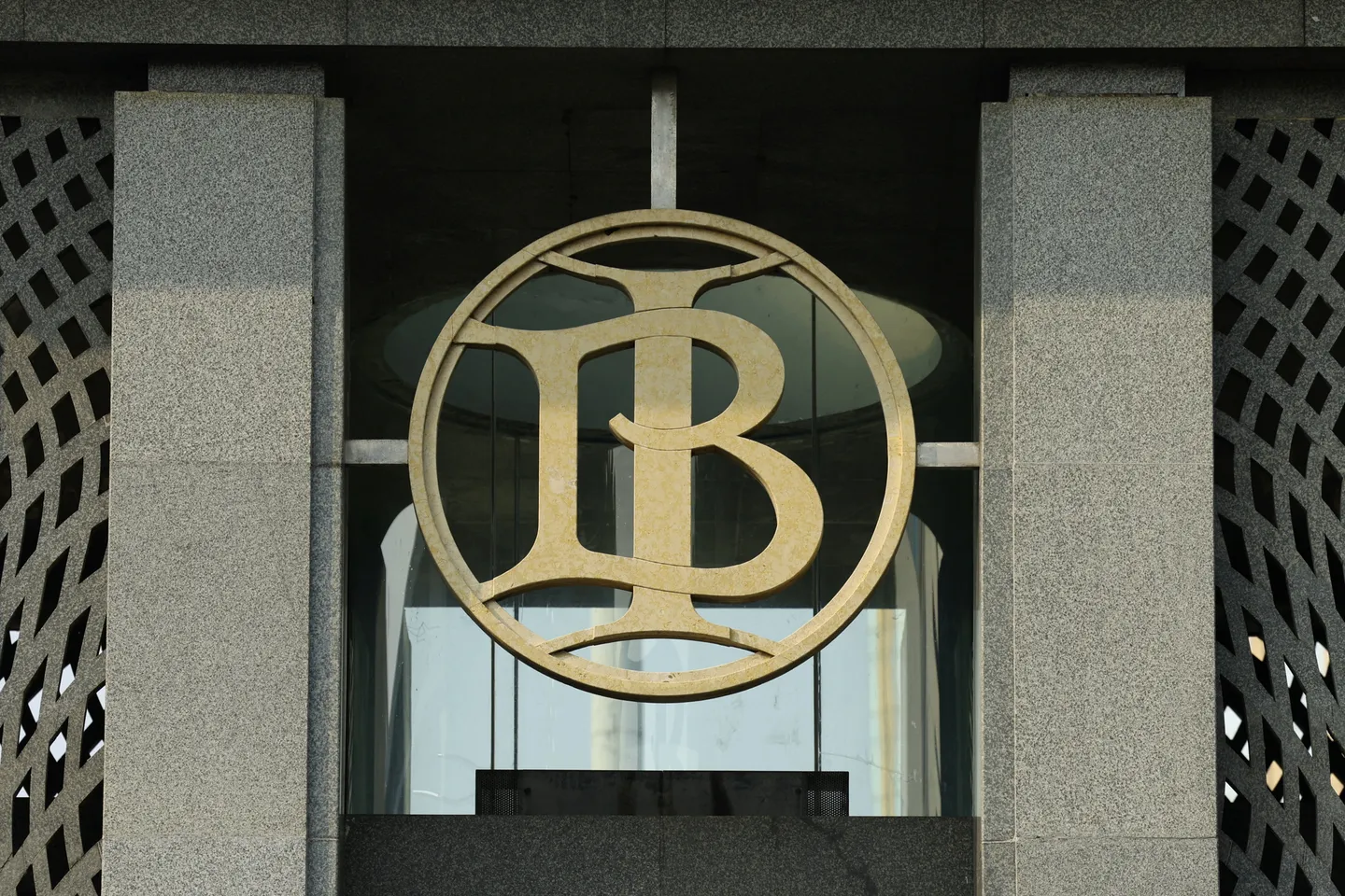 Konsensus tipis ekonom perkirakan Bank Indonesia tahan suku bunga acuan di tengah gejolak pasar