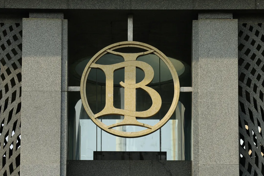 Konsensus tipis ekonom perkirakan Bank Indonesia tahan suku bunga acuan di tengah gejolak pasar