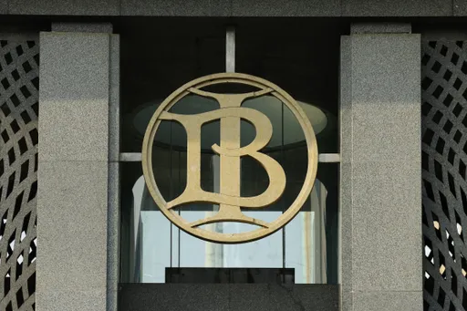 Konsensus tipis ekonom perkirakan Bank Indonesia tahan suku bunga acuan di tengah gejolak pasar