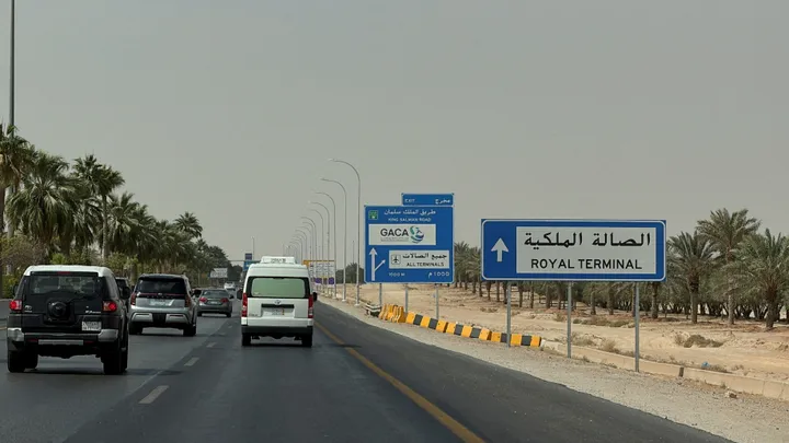 سفارة الولايات المتحدة بالسعودية تصدر تنبيها يتضمن قيودا على سفر موظفيها