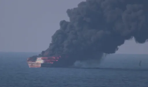 Tankar mai dauke da ganga fiye da miliyan biyu ta kama da wuta a Mashigar Hormuz