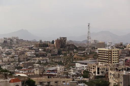 Yemeni army strikes Houthi militia weapons sites in Taiz: state media