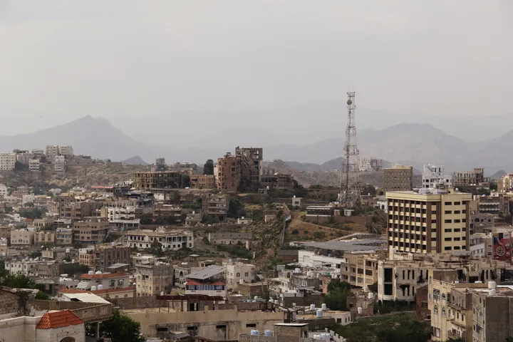 Yemeni army strikes Houthi militia weapons sites in Taiz: state media