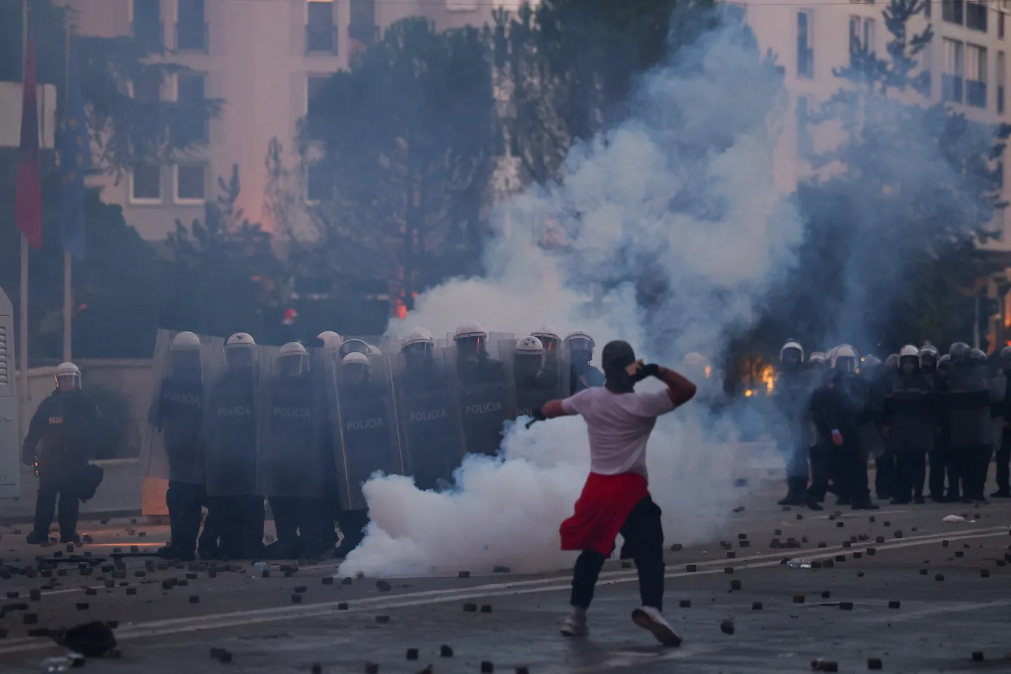 Четврта ноќ протести во Албанија: Студентите бараат оставка од премиерот Рама