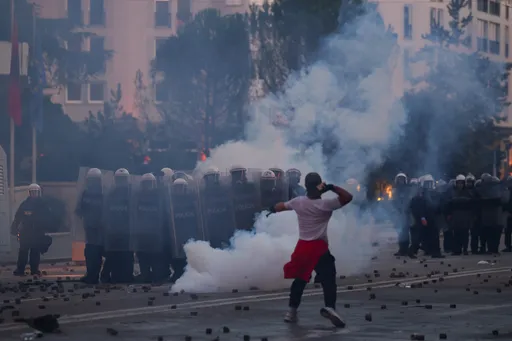 Четврта ноќ протести во Албанија: Студентите бараат оставка од премиерот Рама