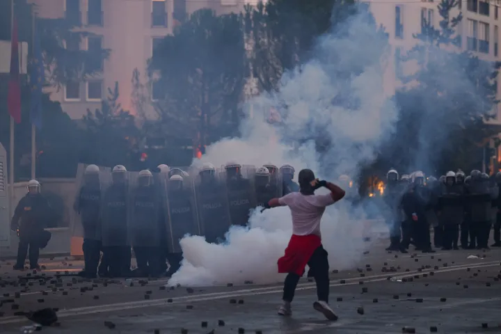 Четврта ноќ протести во Албанија: Студентите бараат оставка од премиерот Рама