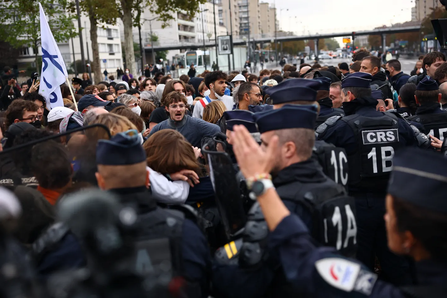 Macron osudio neprihvatljive i glupe komentare nakon što je Trump povezao nemire 17. oktobra s imigracijom