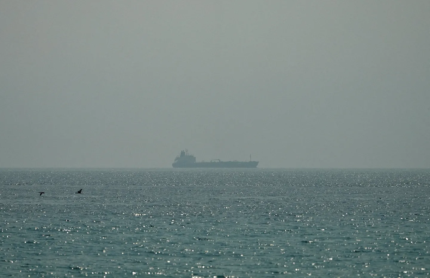 Iran: un pétrolier heurte une mine dans le détroit d'Ormuz et prend feu