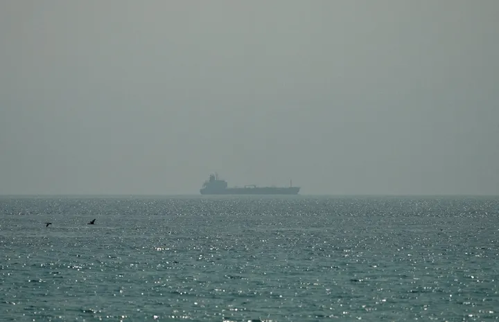 Iran: un pétrolier heurte une mine dans le détroit d'Ormuz et prend feu