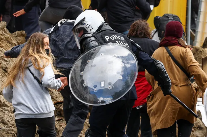 Belgische studente beschuldigt politie van racistische beledigingen tijdens protesten in Luik