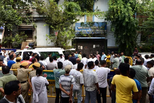 कोलकाता में दुर्गा पूजा पंडाल में भगदड़ से 19 लोगों की मौत