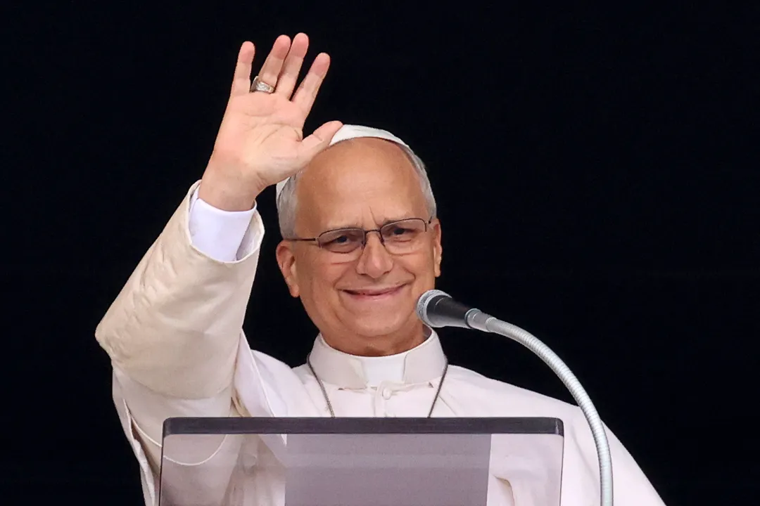 Papa León reaparece en público tras cirugía por cáncer de pulmón y encabeza oración en el Vaticano