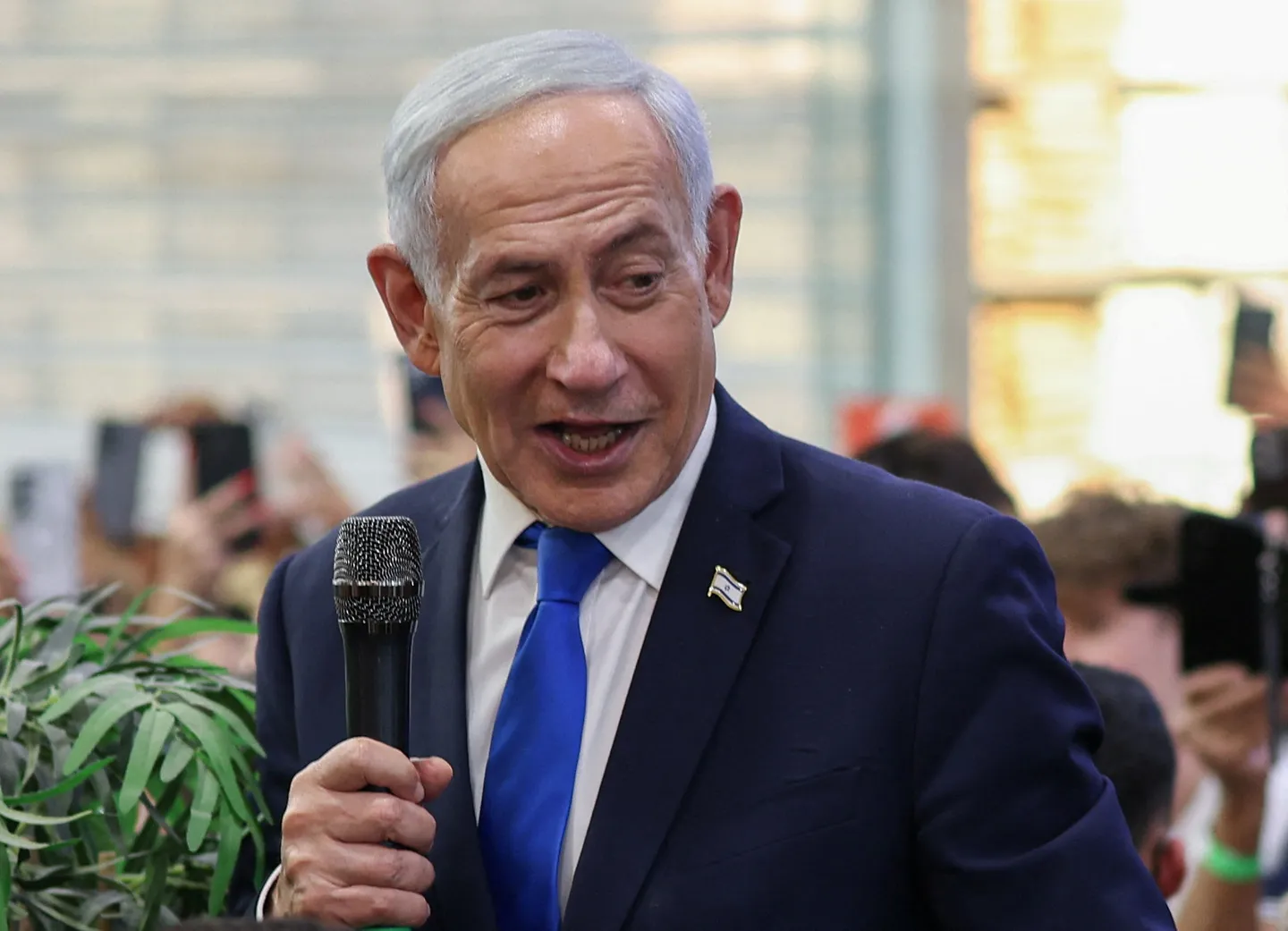 Acusan a Netanyahu de sembrar pánico con foto de explosión nuclear hecha con IA antes de elecciones