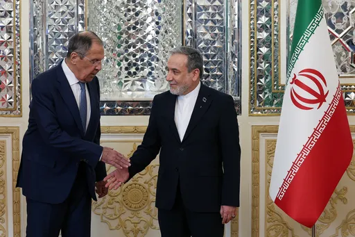 Irán culpa a EE.UU. por “inseguridad” en Ormuz y lanza advertencias, al tiempo que se acerca a Rusia