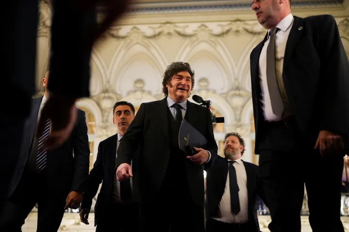 Presidente da Argentina, Milei, chamou Sánchez de "ditador" no seu discurso em Madrid