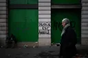 צרפת: עוצר לילי הוטל בפריז זה הלילה השלישי ברציפות בעקבות המחאות