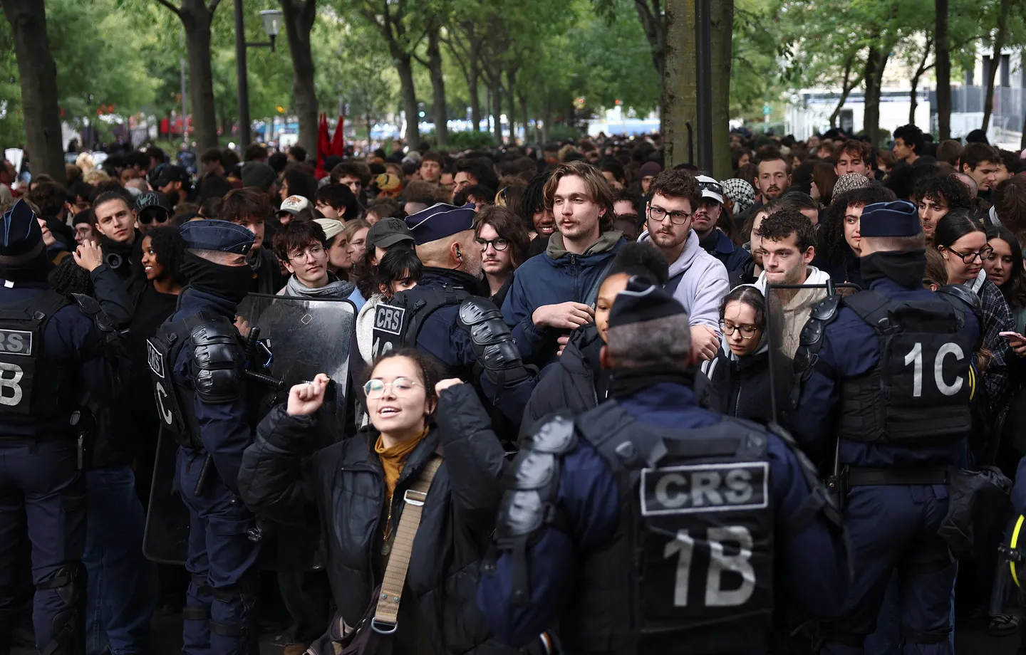 French associations challenge Macron's call to ban non-union protests