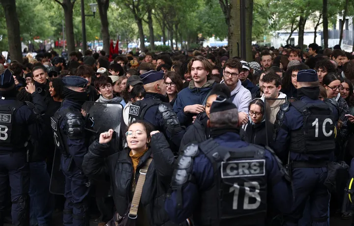 French associations challenge Macron's call to ban non-union protests