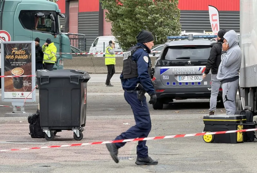 Tirs à Trappes: un mort et des blessés dans ce que Macron qualifie d'"attentat terroriste raciste"