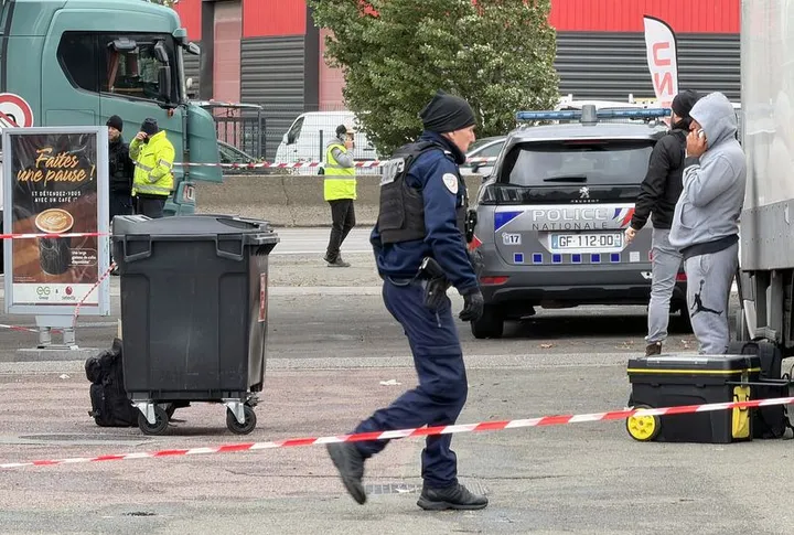 Tirs à Trappes: un mort et des blessés dans ce que Macron qualifie d'"attentat terroriste raciste"