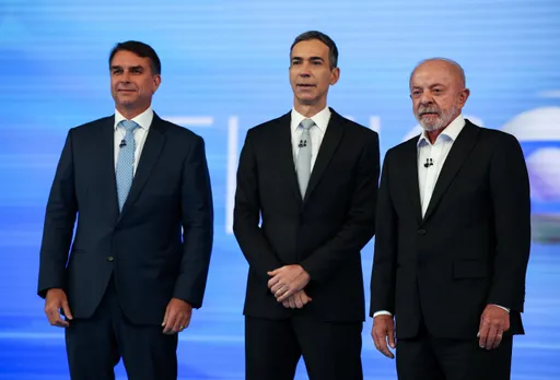 Lula y Flávio Bolsonaro se enfrentan en un último debate marcado por la incertidumbre electoral