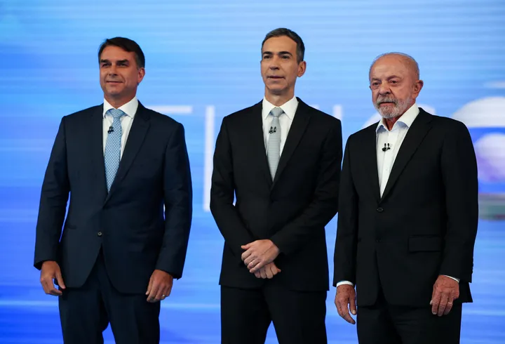 Lula y Flávio Bolsonaro se enfrentan en un último debate marcado por la incertidumbre electoral