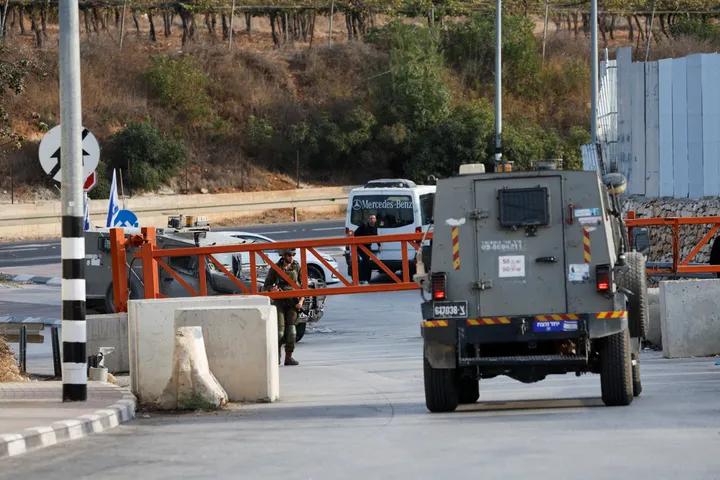 Israeli army extends Hebron siege into second day, arrests 19 Palestinians across occupied West Bank