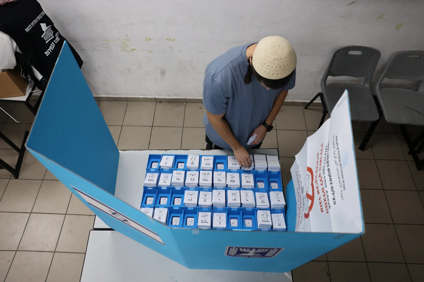 הקלפיות נפתחו בישראל: יותר מ-7.3 מיליון בעלי זכות בחירה