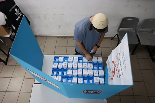 הקלפיות נפתחו בישראל: יותר מ-7.3 מיליון בעלי זכות בחירה