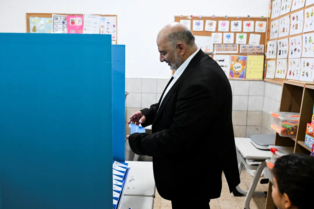 עבאס מאותת על נכונות להצטרף לממשלת איזנקוט, ליברמן מתנגד