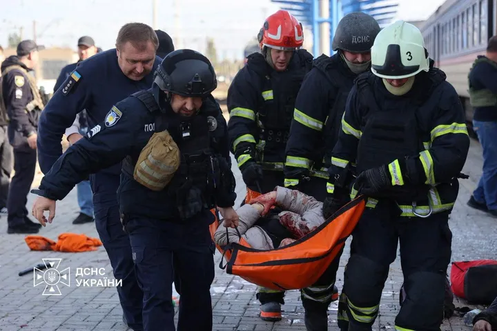 Ukraine: une frappe russe sur la gare de Dnipro fait 13 morts