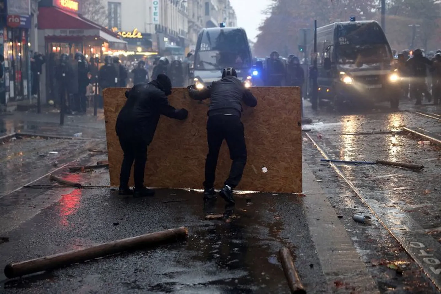 Nouvelles manifestations samedi en France: les autorités redoutent un nouveau 17 octobre