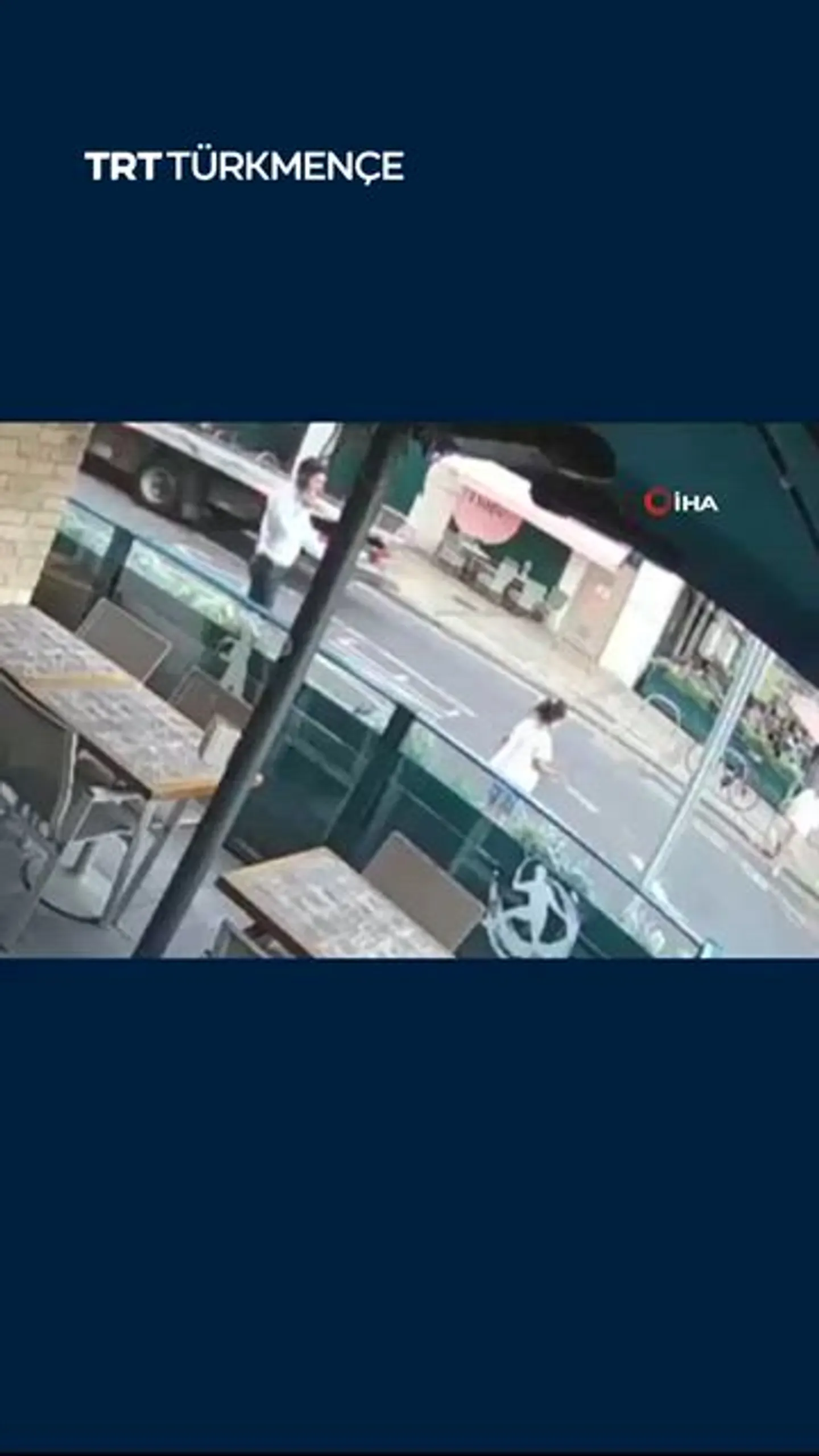 TÜRKIYELI BIR ERKEK ADAM BIR GYZ ÇAGANY ÝOKARY TIZLIK BILEN GELÝÄN MOTOSIKLDEN HALAS ETDI