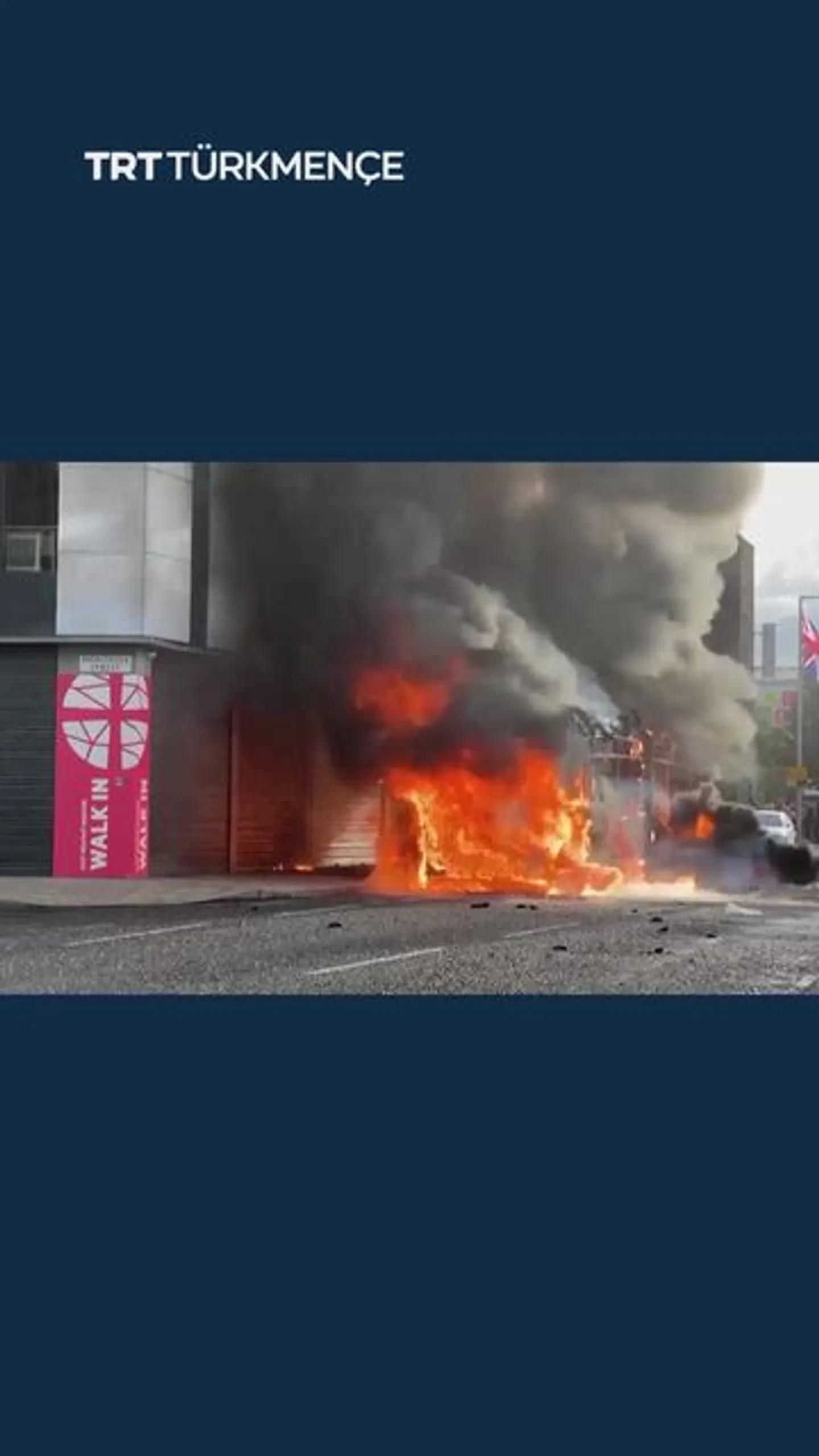 PYÇAKLY HÜJÜMDEN SOŇ BELFASTDA IMMIGRANTLARA GARŞY PROTESTÇILER AWTOBUSLARY WE ÖÝLERI OTLADYLAR