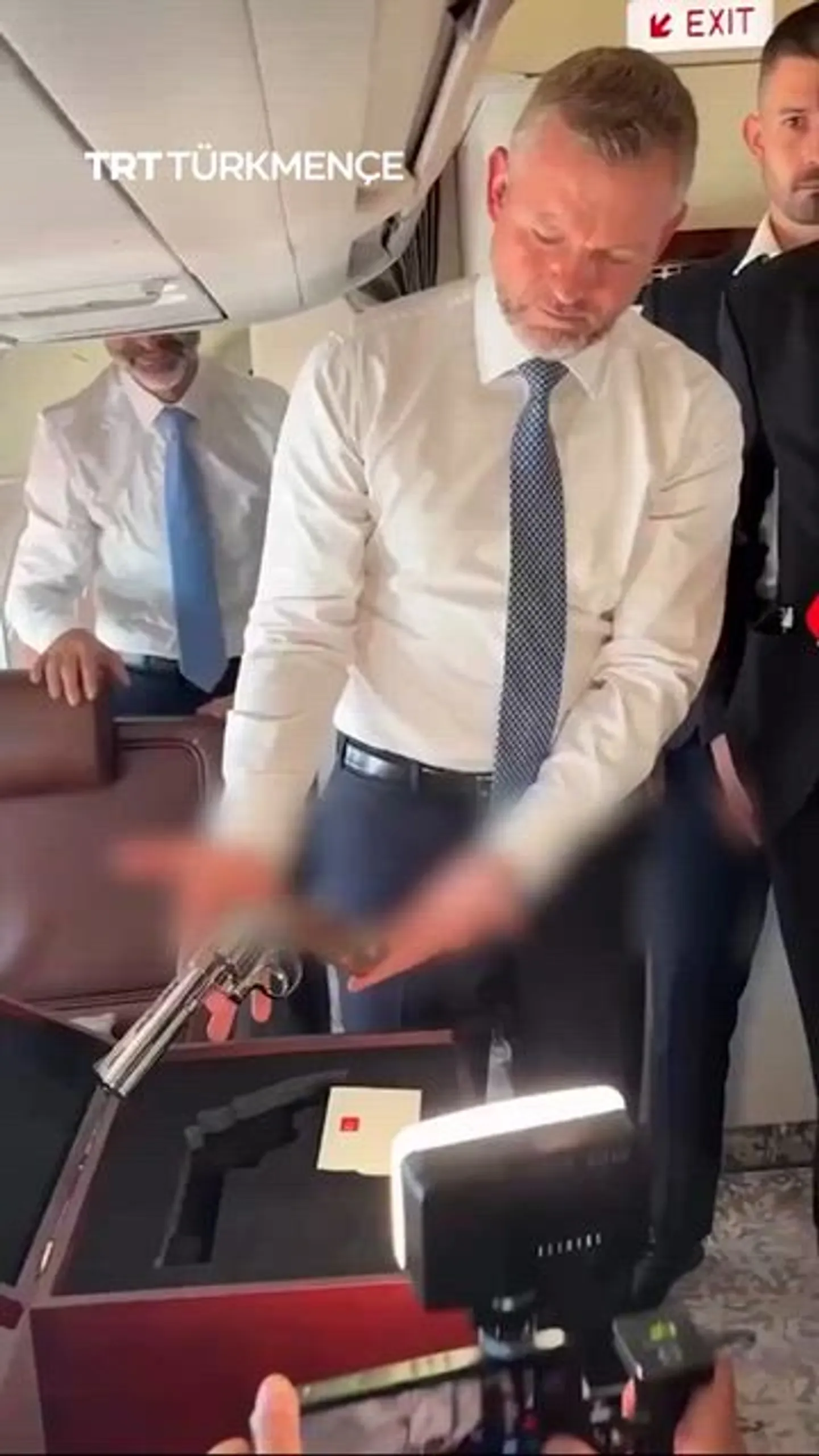 Slowakiýanyň Prezidenti NATO sammitinde Erdogan tarapyndan sowgat edilen sapançany görkezdi.