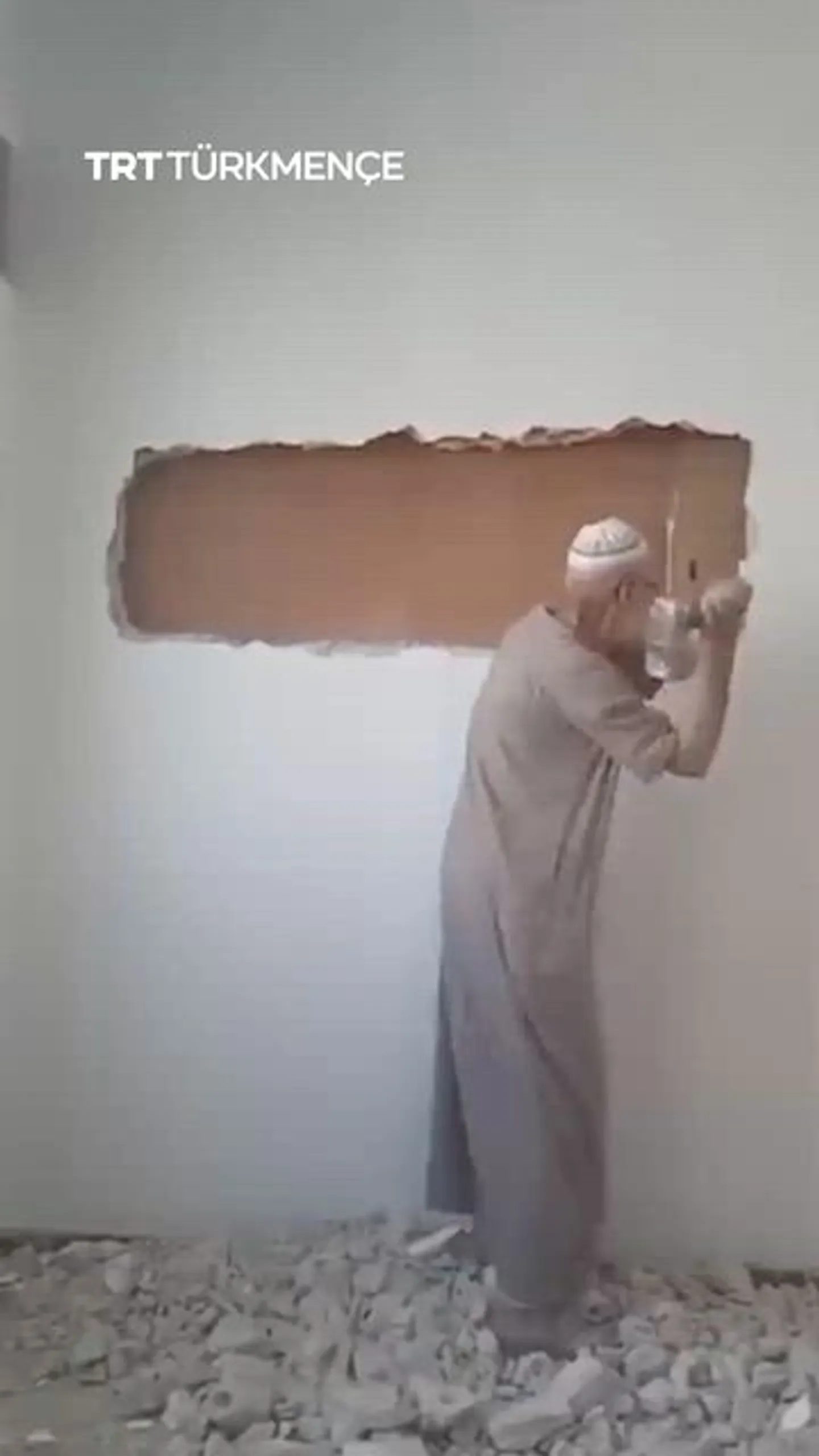 Siriýaly ýaşuly oglunyň kitaphanasyny gizlemek üçin guran diwaryny ýykdy